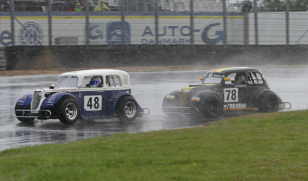 Frederik i kamp med Lasse Rolighed i Pers Kemi bilen.
(Foto: Motorsporten.dk)